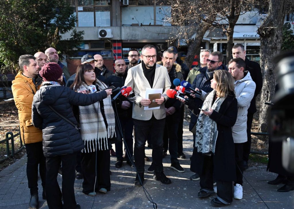 Безбедна новогодишна ноќ и позитивни резултати од „Безбеден град“ – Тошковски во работна посета на полициските служби