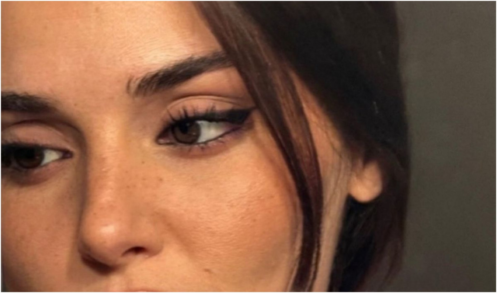 На лице од 40 години му даваат поинаков изглед: 3 бои на ајлајнер што треба да ги користите наместо црна