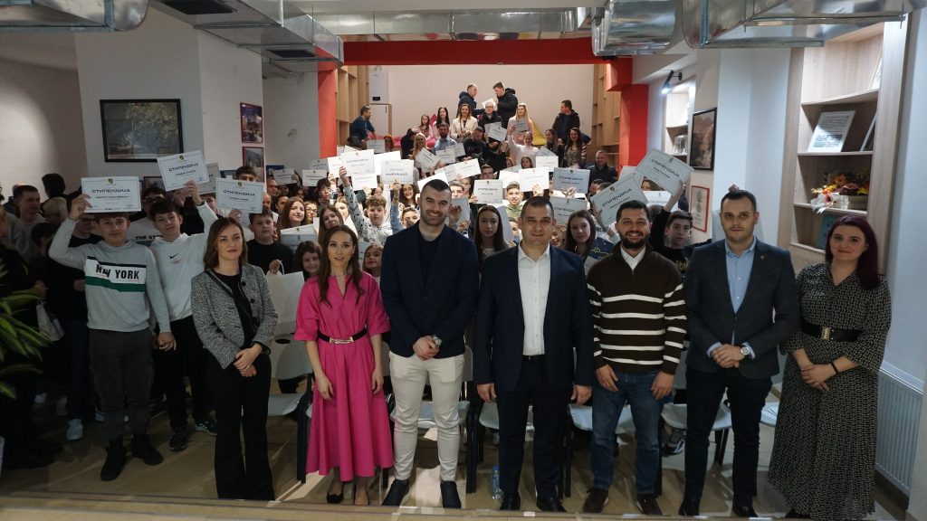 „Знаењето се вреднува, успехот се наградува“ – доделени стипендии за најуспешните ученици во Струмица