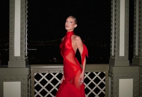 Отвори во вид на пеперутка среде задникот: Бела Хадид во фустан како од филм за возрасни