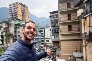 (ВИДЕО+ФОТО) Сè уште под импресии – Роберт Дачешин открил како изгледа животот во најтесниот град: „Во Јанџин, гледате насмевка на секој човек“