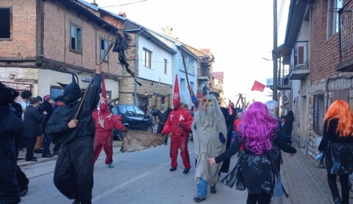 КАРНЕВАЛ: Со зетот, невестата, двата ѓаволи и глупавите Августи, денеска и утре Вевчани е театар на отворено, без сценарио и режија