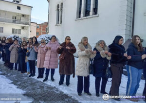 Сукање на врвката за градскиот крст во Гостивар – Жива традиција со длабока симболика во пресрет на Богојавлиение-Водици