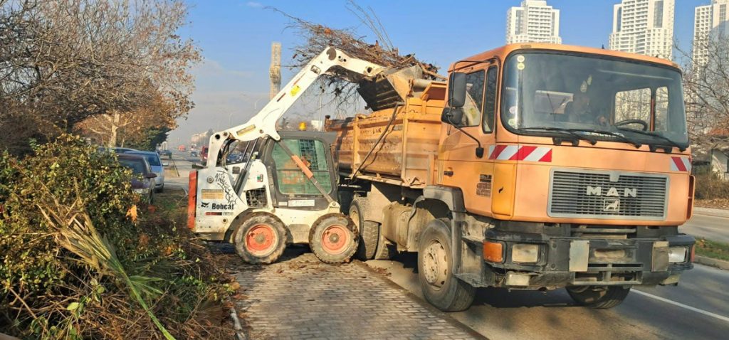 Општина Аеродром спроведува акција за чистење диви депонии на повеќе локации