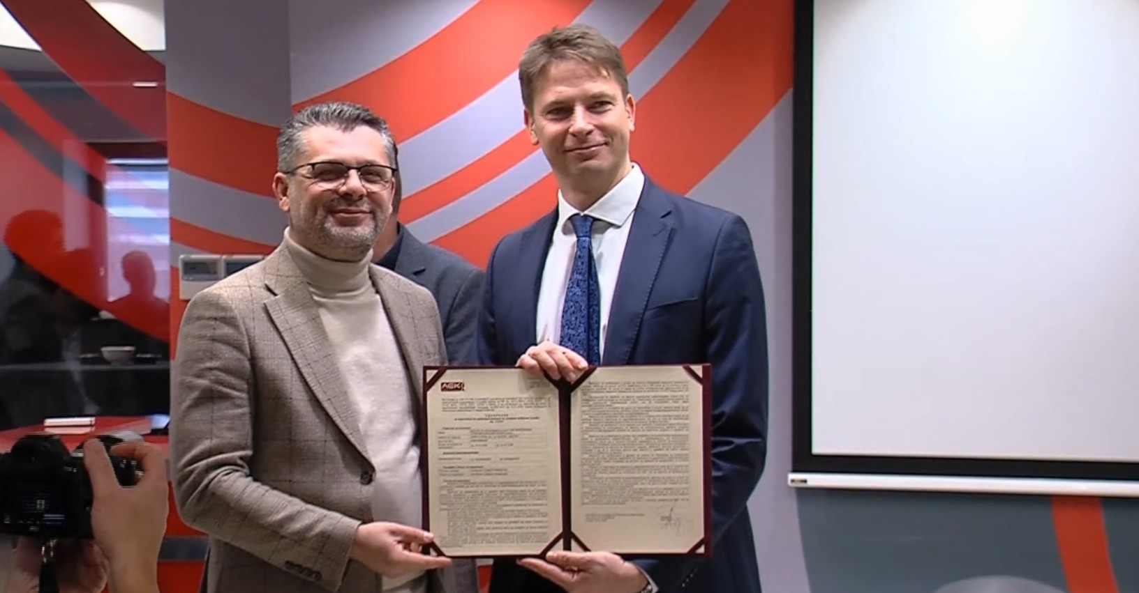 „Оне Македонија телекомуникации“ формално стана трет мобилен оператор