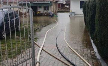 ЦУК: Изграден насип на реката Сушица и спречено понатамошно излевање, се уште има поплавени подруми и дворови