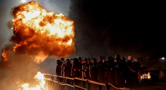 СУДИРИ СО ПОЛИЦИЈАТА НА ПРОТЕСТОТ НА ОПОЗИЦИЈАТА ВО ТИРАНА