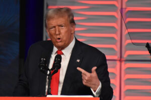 (Видео) Без цензура: Трамп му покажа среден прст на работник на „Форд“ и му рече: „*би се“