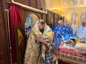 Епископот Јаков служеше за Свети Сава во српската црква во Париз