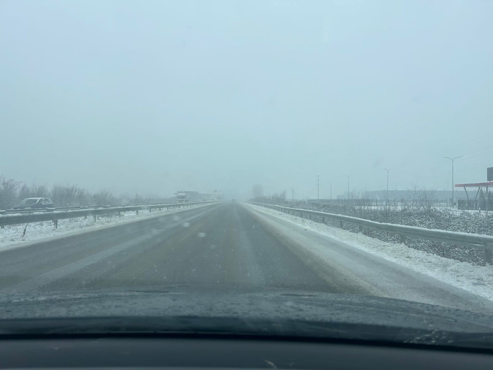 „СИТЕ ДРЖАВНИ ПАТИШТА СЕ ПРООДНИ, СООБРАЌАЈОТ СЕ ОДВИВА НЕПРЕЧЕНО“: се огласи Министерството за транспорт ‘зимската опрема е задолжителна’