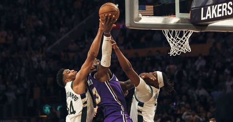 ВИДЕО: Јанис двапати го запре „кралот“ и во 39 секунди ги уништи Лејкерси!