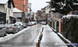 Студ и мраз по снежните врнежи, внимателно возење и движење