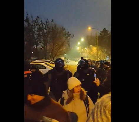 (ВИДЕО) Полицијата интервенираше на Филозофскиoт факултет во Нови Сад, дел од присутните добија тупаници