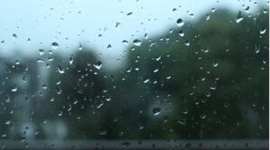 Променливо облачно, слаби локални врнежи од дожд и снег