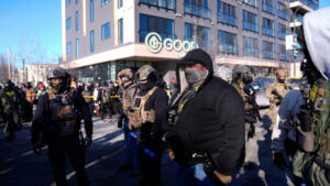 Хаос во Минеаполис – демонстрантите ги блокираа улиците со контејнери, полицијата испука солзавец