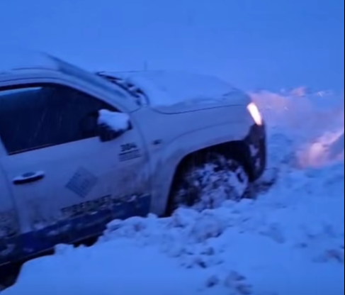 ВИДЕО: Драматична ноќ кај Лазарополе: двајца вработени на А1 заглавени во снег, спасени по 9 часа
