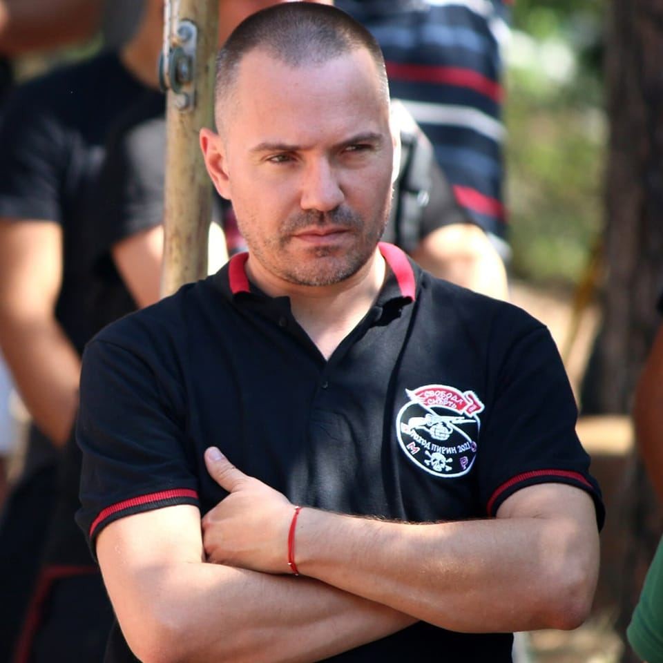 Џамбаски за Вучиќ: Дрскиот шумадиец ‘со капа шајкача’ се бори Србија, РСМ и БиХ никогаш да не станат дел од ЕУ