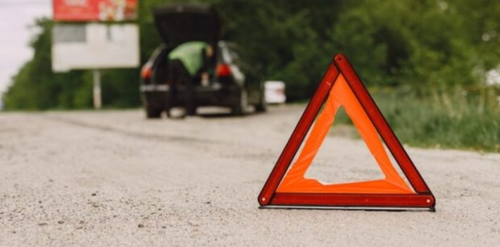 Еден тешко повреден, двајца полесно – „бмв“ удрило во паркиран автомобил во Гостивар