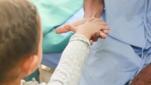 Таткото ѝ донираше бубрег и дел од црниот дроб на својата 7 годишна ќерка – операцијата траеше 18 часа