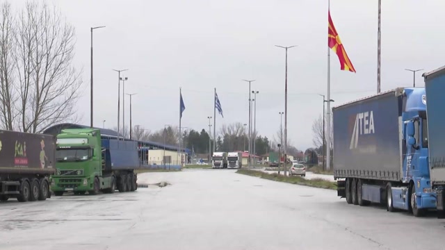Македонските превозници се повлекоа од блокадите