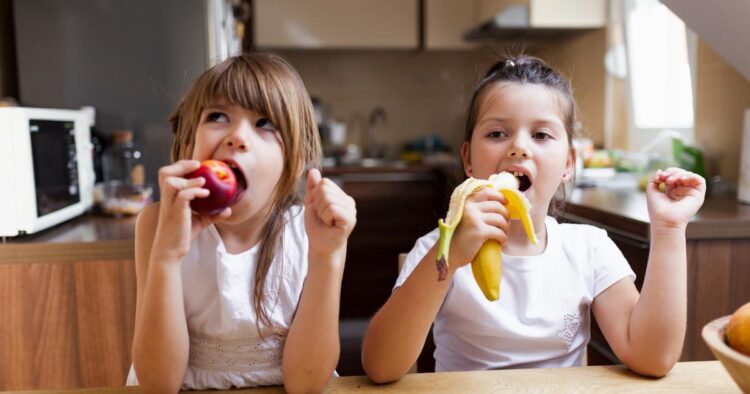 СО ИСХРАНА ДО ПОДОБАР СОН: Што треба да јадат децата пред спиење