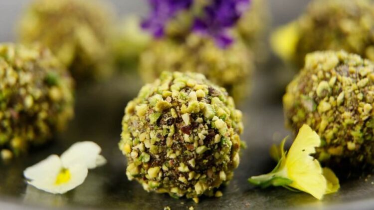 РЕЦЕПТ НА ДЕНОТ: Топчиња со сирење и ф’стаци