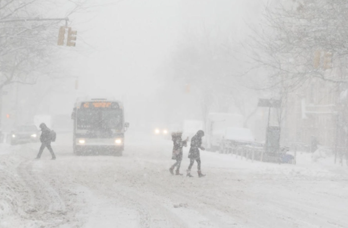 Снежна бура во делови од Тексас, Оклахома и Канзас и на источниот брег на САД