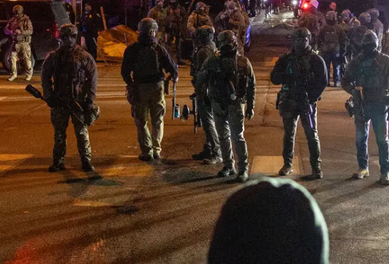 НОВ ИНЦИДЕНТ: Службеник за имиграција застрелал маж во ногата во Минеаполис