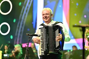 Денес роденден прославува Горан Алачки – виртуозот на хармоника и автор на безвременски фолк-хитови