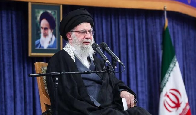 ИРАНСКИОТ АЈАТОЛАХ ГО ОБВИНИ „КРИМИНАЛЕЦОТ“ ТРАМП ЗА ПРОТЕСТИТЕ НА КОИ ЗАГИНАА ИЛЈАДНИЦИ ЛУЃЕ