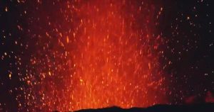 Етна исфрла лава во спектакуларна, но не опасна ерупција