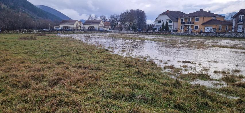 Состојбата со поплавите во земјава полека се смирува, но и понатаму има излевања на реки и одрони – информираат од ЦУК