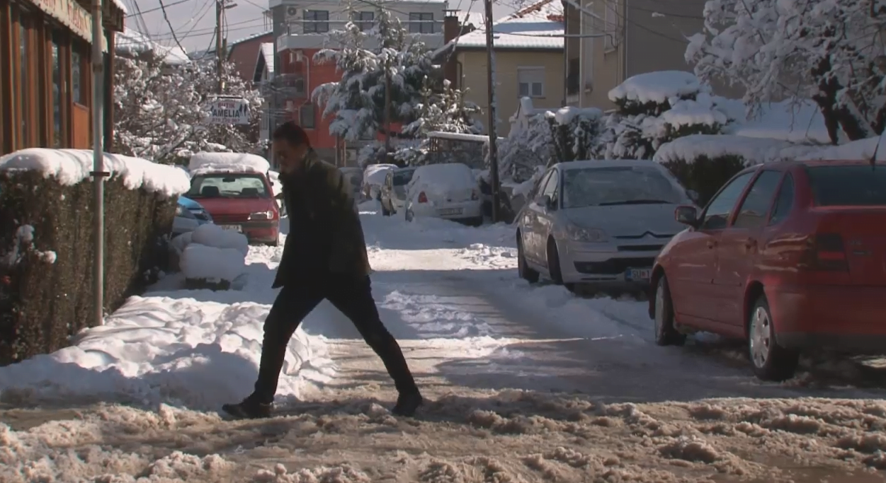 Утринскиот снег предизвика големи потешкотии во сообраќајот во Скопје