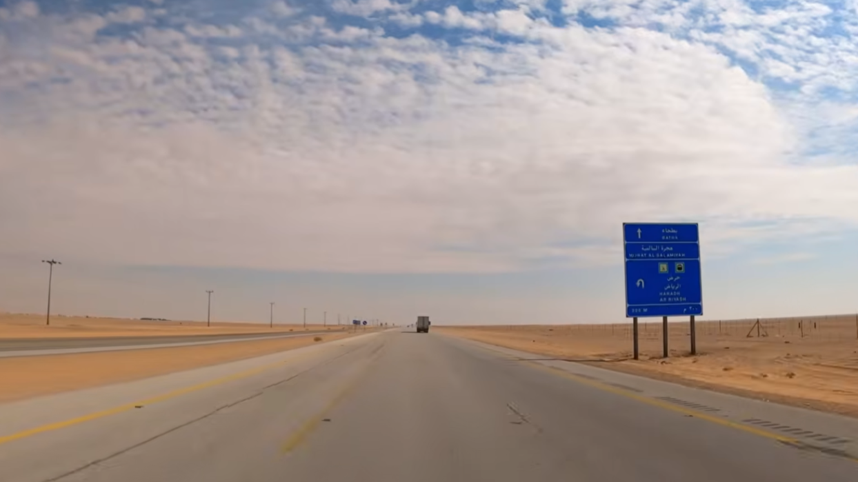 (ВИДЕО) Најздодевниот пат на светот: 240 километри без ниту една кривина