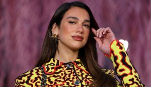 (ВИДЕО) Париска модна недела – Дуа Липа се погрижила сите да ја гледаат на ревијата на Шанел: Се појавила во жолт сет со необичен принт