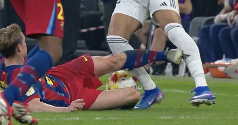 ВИДЕО: Де Јонг крвнички стартуваше врз Мбапе, па се бунеше зошто доби црвен картон!