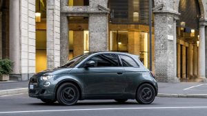 Фиат 500 Хибрид е важен новитет во 2026, како се држи електричниот модел по 3 години?