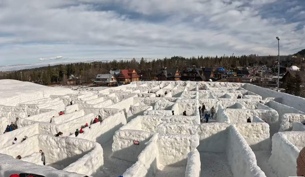(ВИДЕО) Погледнете како изгледа најголемиот снежен лавиринт во светот