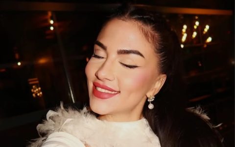 Уште еден „ангел на гревот“, само не на снегот, туку пред микрофонот: Андријана Петрушовска ги покажа крилцата и разголеното деколтето од кое „паѓа вилицата“