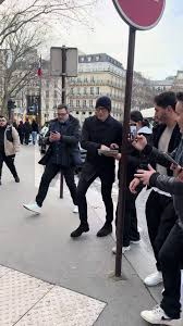 Го начекале Зидан на улици во Париз