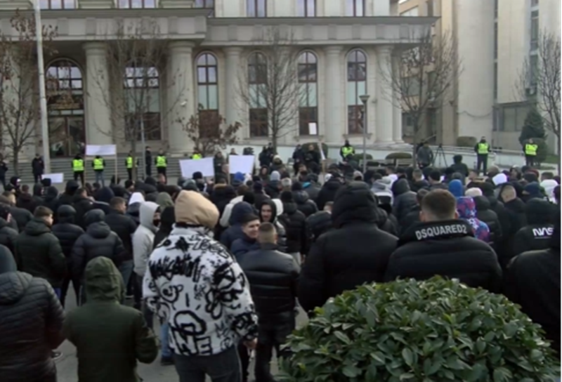 Блиски на Фатон Љури протестираа пред Кривичен поради затворската казна за прегазувањето на Југослав Николовски – сметаат дека е превисока