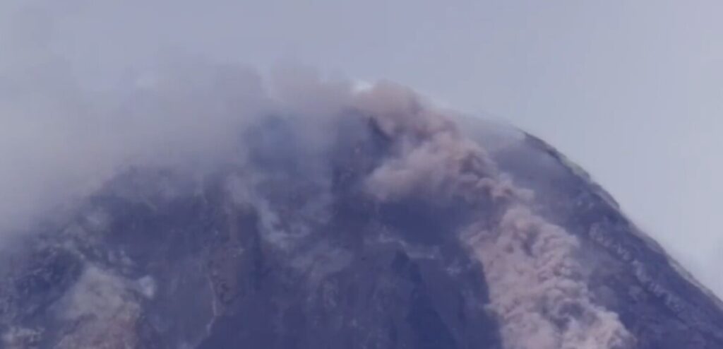 Филипини издадоа високо ниво на тревога поради ерупција на вулкан