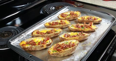 Компир запечен во рерна, со кашкавал и сланина