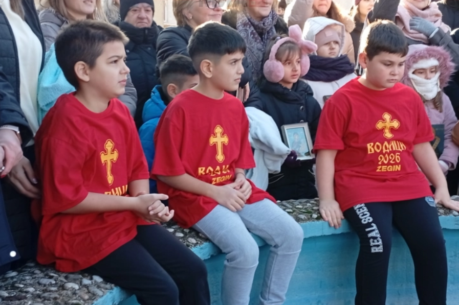 Во Дебар по крстот скокаа три дечиња, најсреќен Дамјан Стефановски