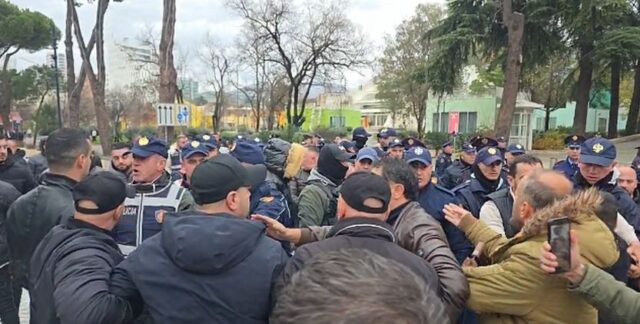 Протести во Тирана со барање за оставка од албанскиот премиер Еди Рама