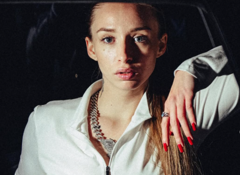 Пејачката  Дијана Оу Џи на АВАМУ му го направи „партали“ водичот за инфлуенсери: Може да ви измасираат еден прст или да ви дадам една голтка од кафето, оти да ми земете 0,5% од услугата – е толку!