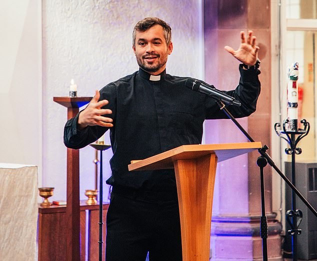 Свештеникот Крис Ли: „Сум видел опседнати деца како врескаат како ѕверови и висат како марионети… овие застрашувачки случаи на егзорцизам ДОКАЖУВААТ дека пеколот е реален“