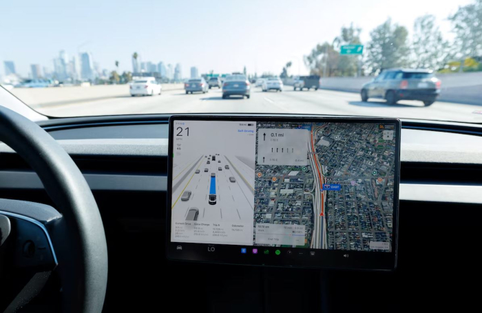 Стручно мислење: Автомобилскиот екран на допир може да биде поопасен од телефонот