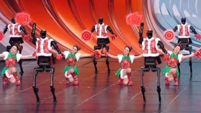 Луѓе и роботи во заеднички настапи за Нова година во Кина | ВИДЕО