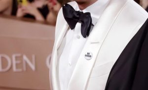 (ВИДЕО) Порака на протест – Неколку актери на доделувањето на Златните глобуси се појавиле со значки, еве што значат